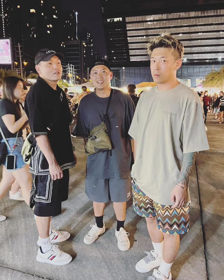 玖壹壹三人日前在夜市帥氣合影。翻攝自玖壹壹臉書