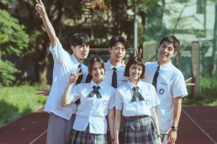 青春校園劇《讓我看見你是誰》由雷嘉汭(前排左)、詹懷雲(後排右)、黃信赫(後排中)、金東昱(後排左)及鄭宇恩(前排右)等新生代演員主演，一段充滿青春愛戀與自我認同的青春成長故事。台北電影節提供