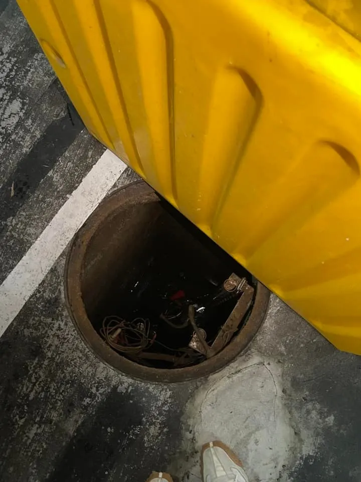 污水洞內還以鐵管，讓家長超擔心孩子健康。翻攝自「靠北天母幫」臉書