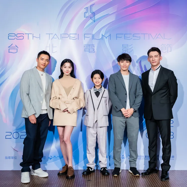 勵志電影《我和我的賽車老爸》28日於台北電影節舉辦世界首映，主演温昇豪（左起）、導演張書瑋、陳少卉、邵雨薇、陳澤耀盛裝出席。台北電影節提供