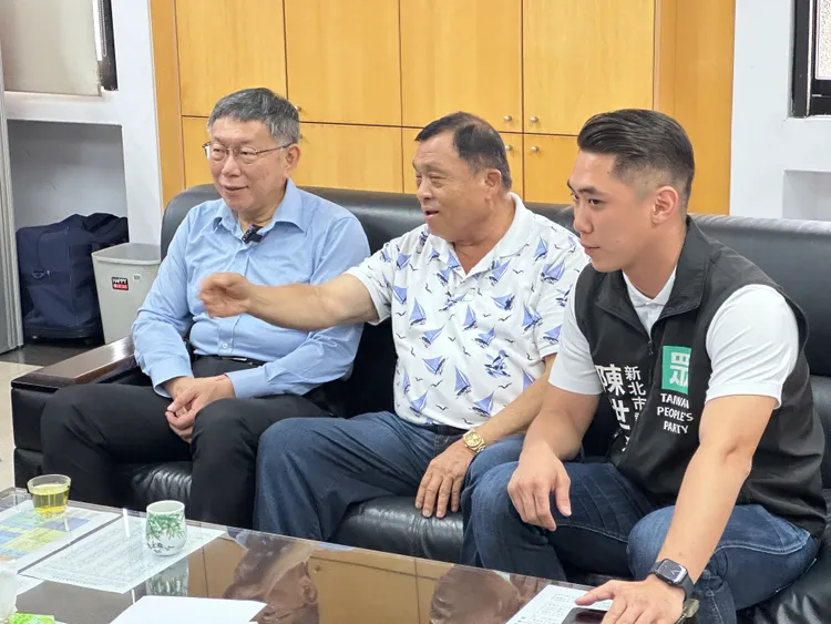 柯文哲拜會新北市議會無黨聯盟，前台北市副市長黃珊珊陪同，總召蔡錦賢(中間者)熱情招待。曾佳俊攝