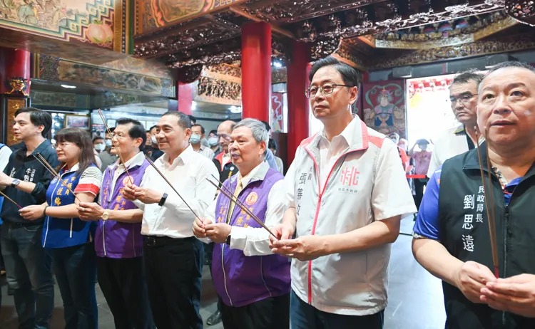 張善政和侯友宜福隆巖參香。桃園市府提供