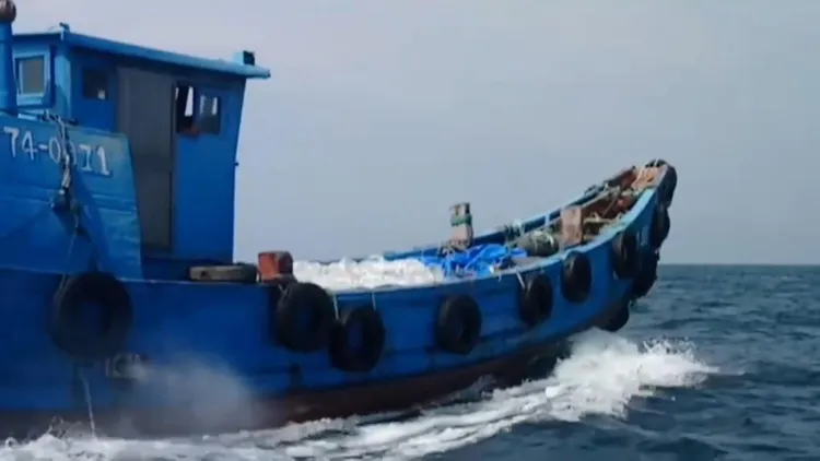 台籍貨船對接中國籍船隻走私。翻攝畫面