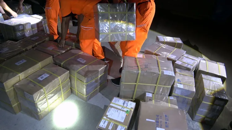 船上貨物出港前後短少大量。翻攝畫面