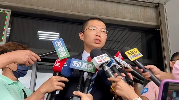 賴母委任律師許哲維說，今天再向檢方聲請調查6項解剖疑點。鮮明攝