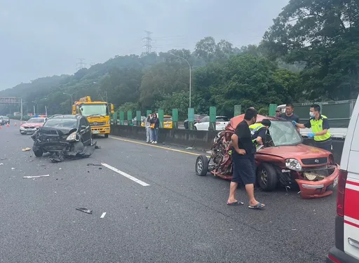 國3關西路段6部大小車追撞　4人輕重傷送醫