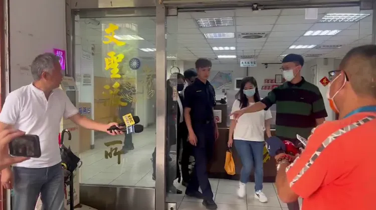 幼兒園園長彭女(白衣)日前由警方移送地檢署複訊，訊後5萬元交保。翻攝畫面
