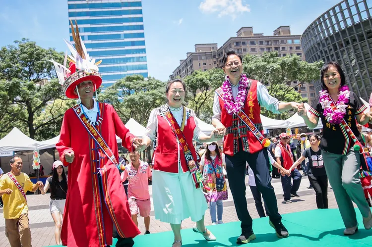 徐榛蔚和張善政在桃園攜手行銷聯合豐年節活動。桃園市府提供