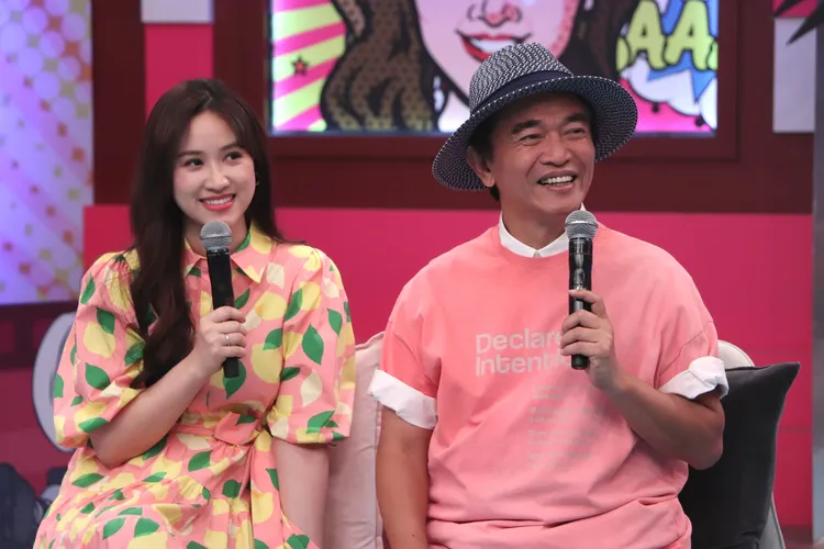 吳宗憲（右）和女兒Sandy主持《小明星大跟班》。中天綜合台提供