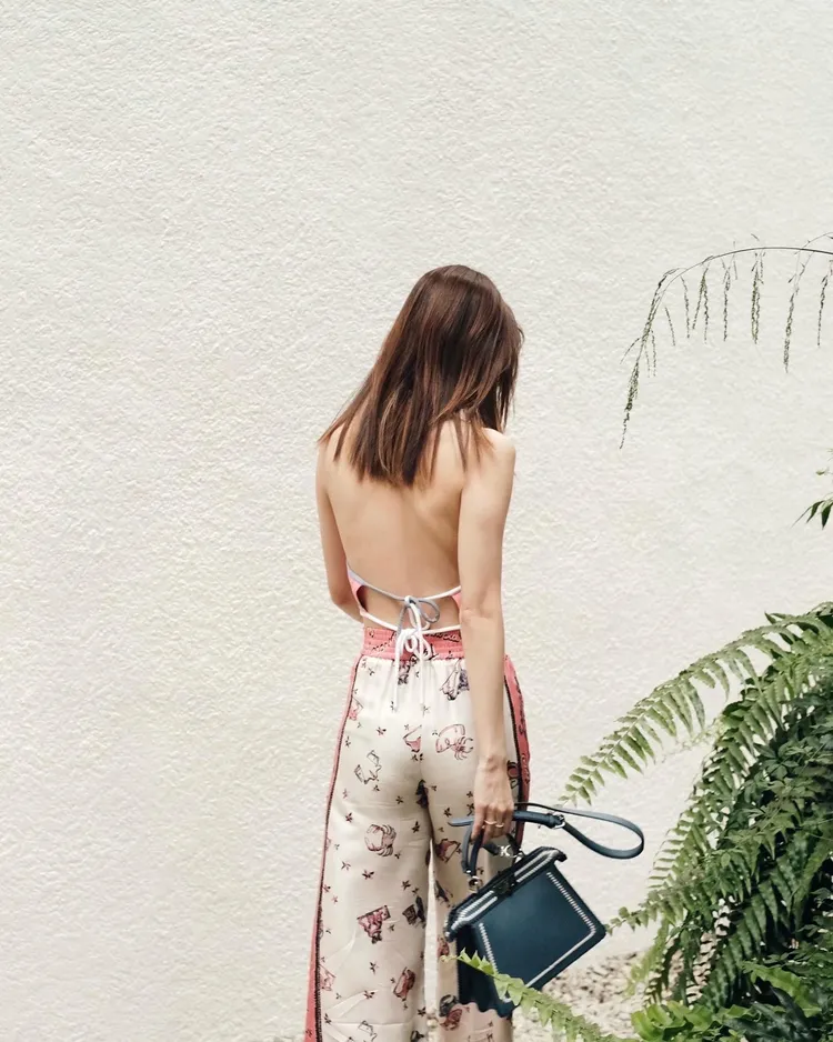 陳庭妮以露背褲裝，放送性感美背。品牌提供