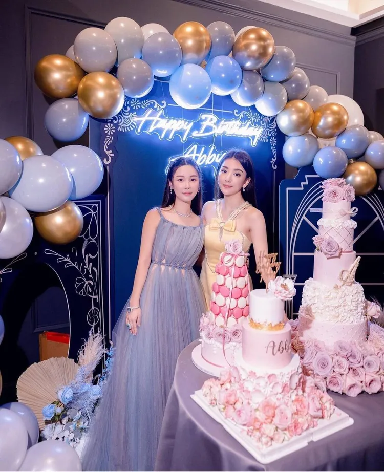 蔡天鳳的IG中可見到「城嫂」方媛的親密合影。翻攝IG