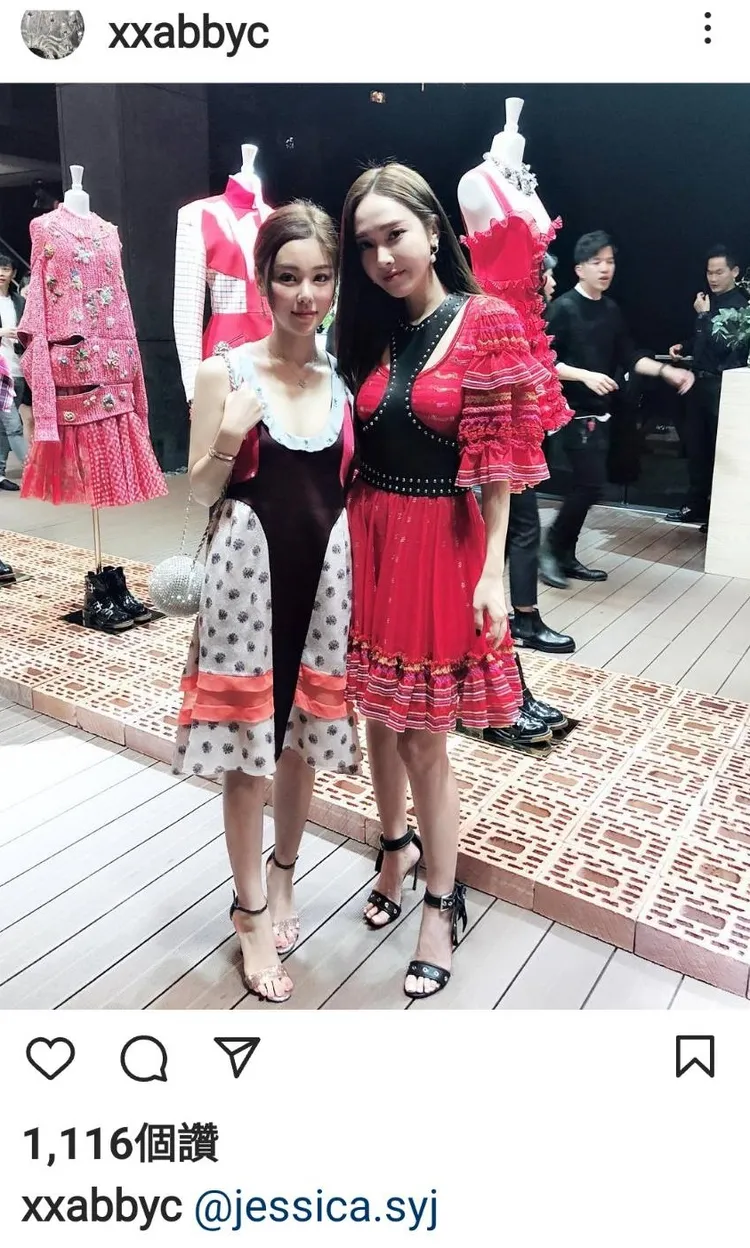 她也曾和韓星Jessica合照。翻攝 IG