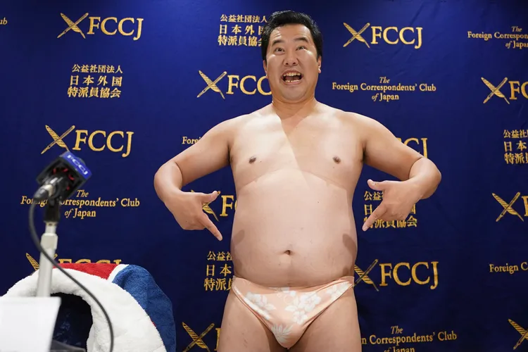 安村只穿內褲擺出動作，逗得觀眾和評審都開懷大笑。美聯社