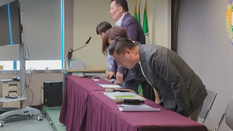 許立明等人鞠躬道歉。蘇柏銓攝