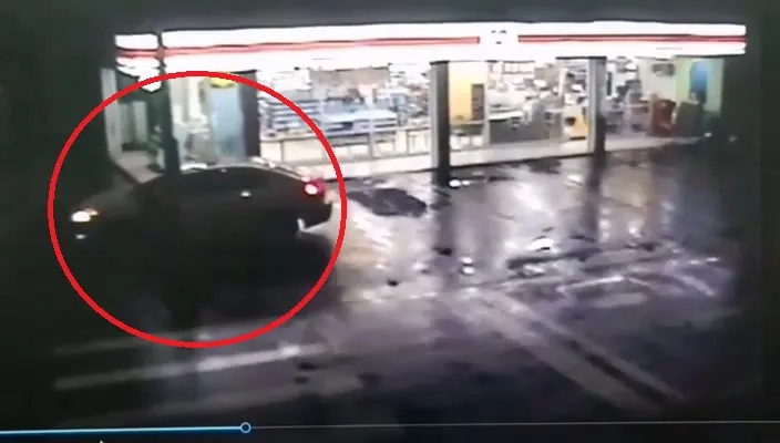 連女車子原本停在超商旁。民眾提供