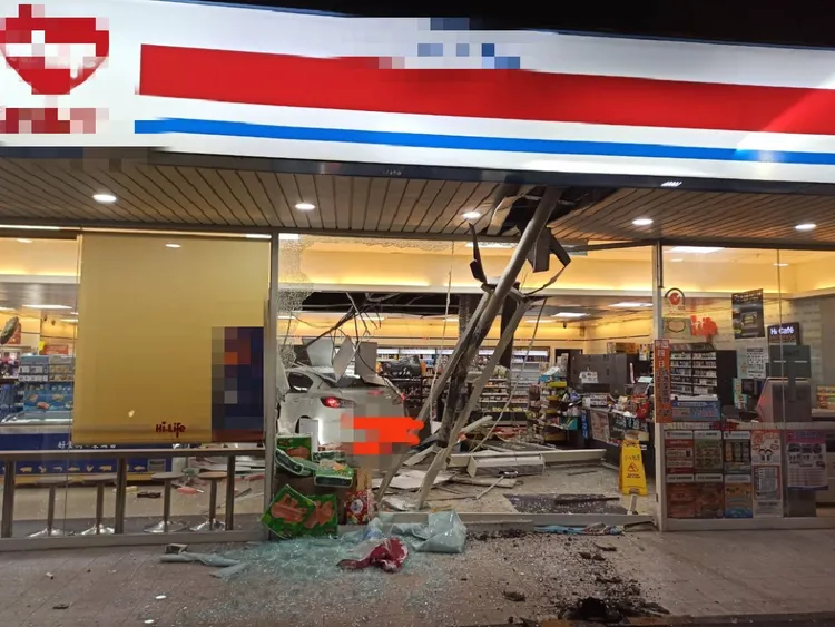 車子衝進超商內，所幸沒有造成傷亡。民眾提供