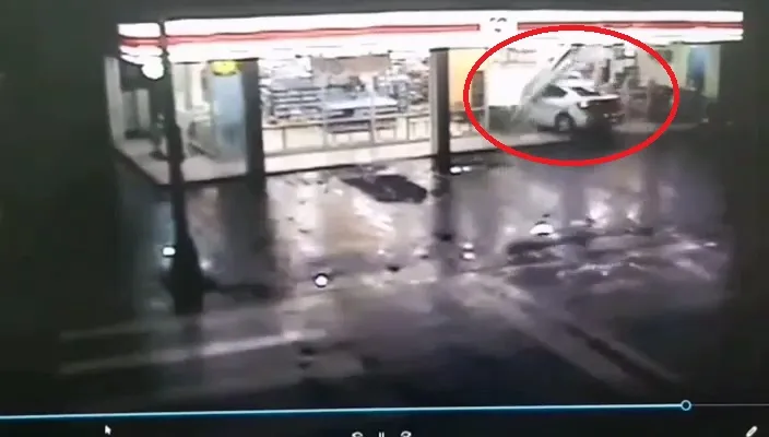 向左迴轉竟轉了一個超過270度的大轉彎，直接衝進超商內。民眾提供