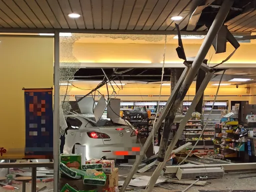 導彈片！18歲女駕照剛到手　起步竟270度大轉彎衝進超商