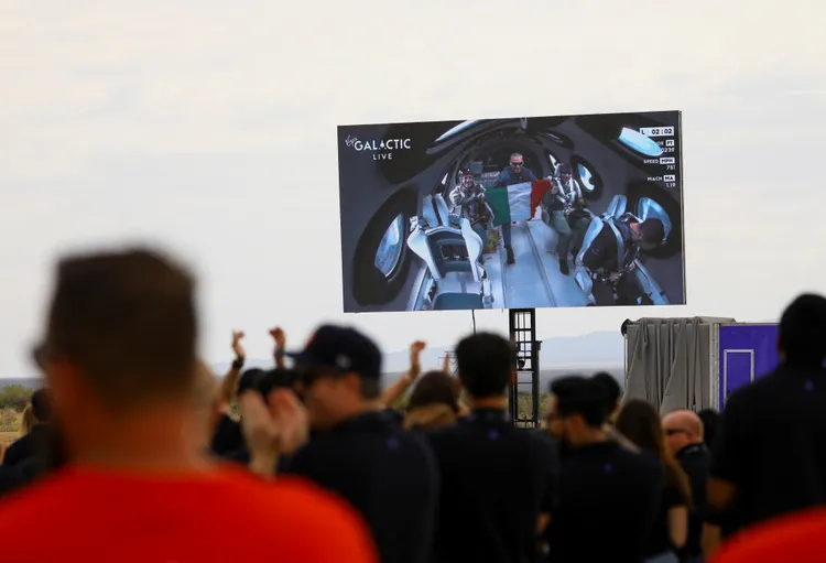 地面人員觀看太空船內部直播畫面。路透社