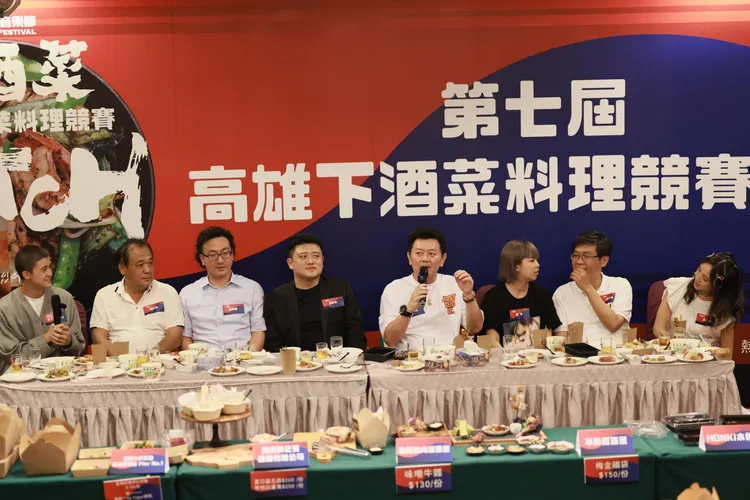 庹宗康、子賢、梁舒涵與評審團們合影。寬寬整合行銷提供