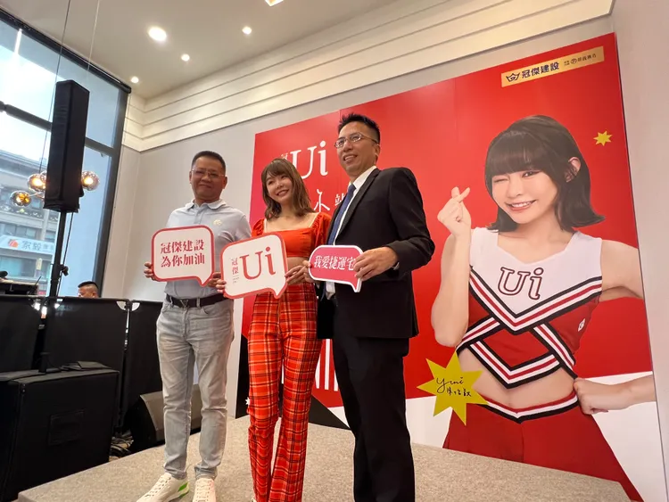 冠傑建設董事長徐國振(左)，與代言人Rakuten Girls成員Yuri陳怡叡(中)，與高雄市不動產代銷公會理事長謝哲耀合影。葉家銘攝