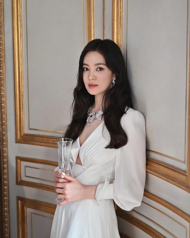 宋慧喬雖然感情進度不如前夫宋仲基，但她的事業可是海放前夫。翻攝kyo1122 IG