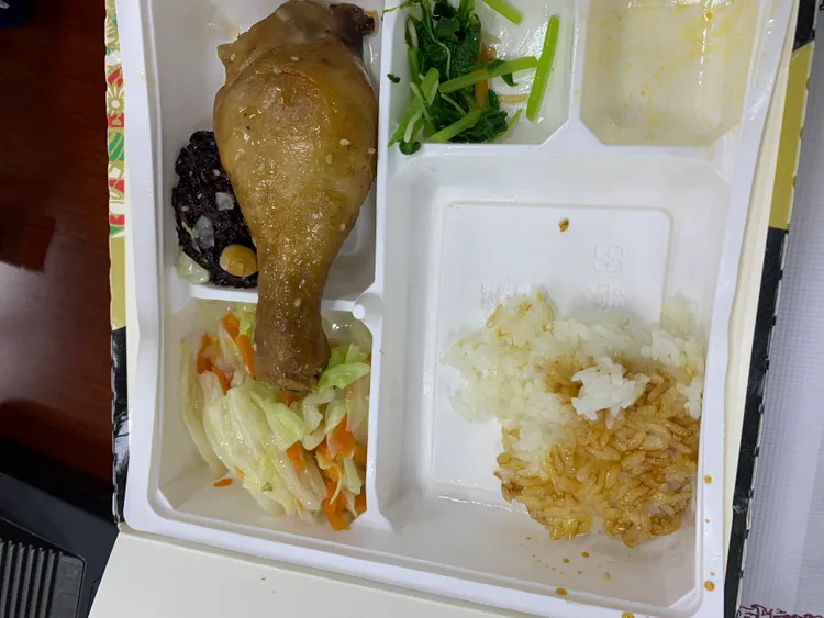 今天中常會吃的「老三盒餐」。讀者提供