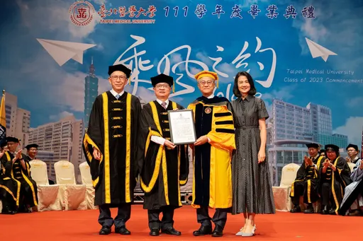 台新金董事長吳東亮獲頒北醫名譽醫學博士 賡續父親吳火獅擔任北醫26年董事助人初衷