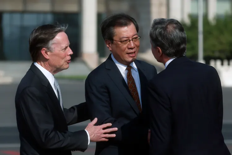 美國國務卿布林肯（右一）訪問中國，中國外交部由低二級的美大洋洲司長楊濤（中）接機。美聯社