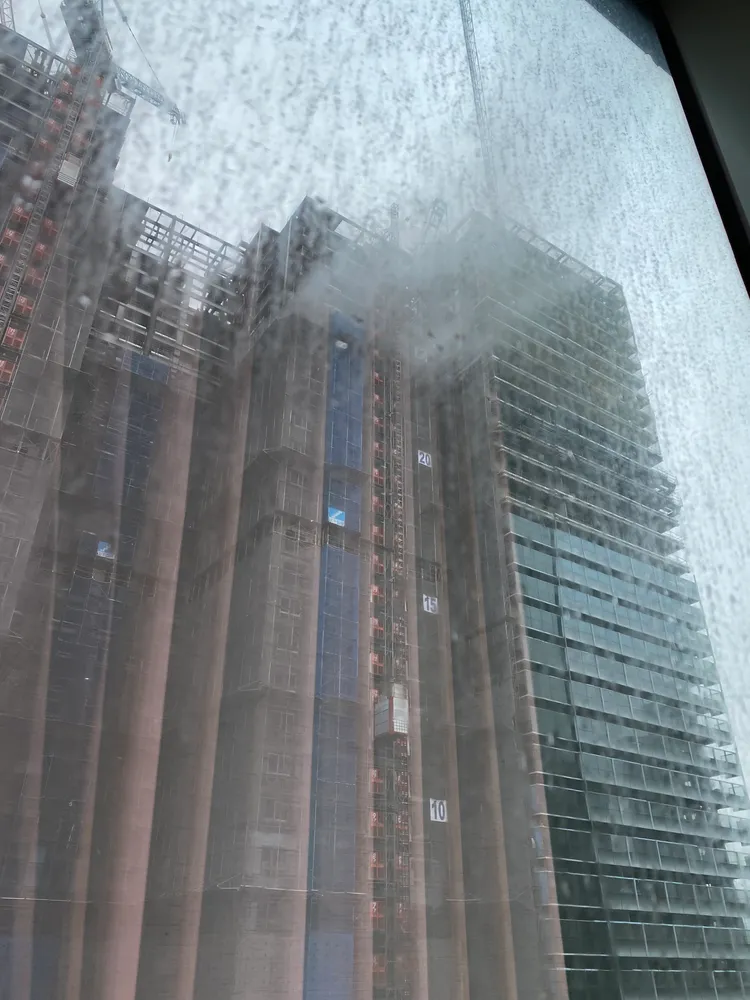 高雄市美術館附近興富發工地傳高樓火警，市府認定違反建築法，將開罰並勒令停工。讀者提供