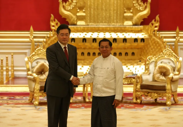 中國國務委員兼外長秦剛（左）5月訪問緬甸會見敏昂萊。新華社