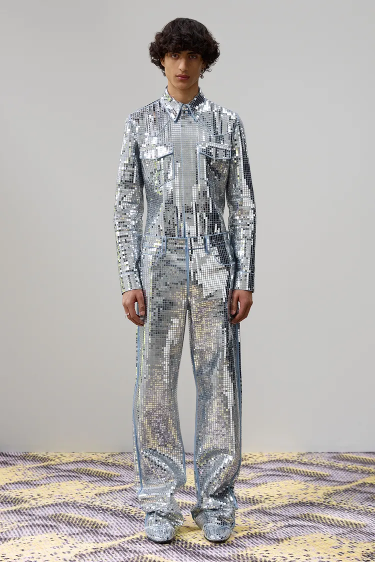 表面鑲綴微馬賽克鏡面的丹寧套裝，是GUCCI本季最為搶鏡的造型之一。品牌提供