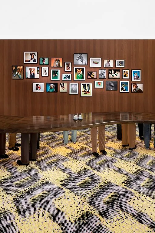 「餐廳」空間內由美國雕塑家Pitterpatter所設計的超現實主義餐桌，每隻「桌腿」的腳上，都穿有品牌標誌性的馬銜鍊樂福鞋。品牌提供