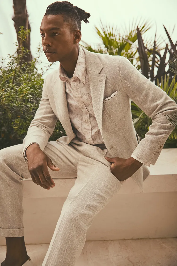 愜意的鬆身輪廓，搭配由佩斯利印花和覆盆子色、綠松石色等揉合而成的清淡彩盤，勾勒出BRUNELLO CUCINELLI自然雋永的不變格調。品牌提供