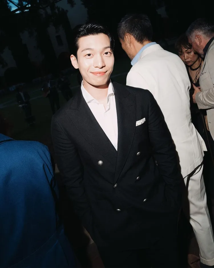 BRUNELLO CUCINELLI早先於佛羅倫斯舉辦了1場眾星雲集的暖身晚宴，並邀請到以《魷魚遊戲》走紅的韓星魏嘏雋等人出席。品牌提供