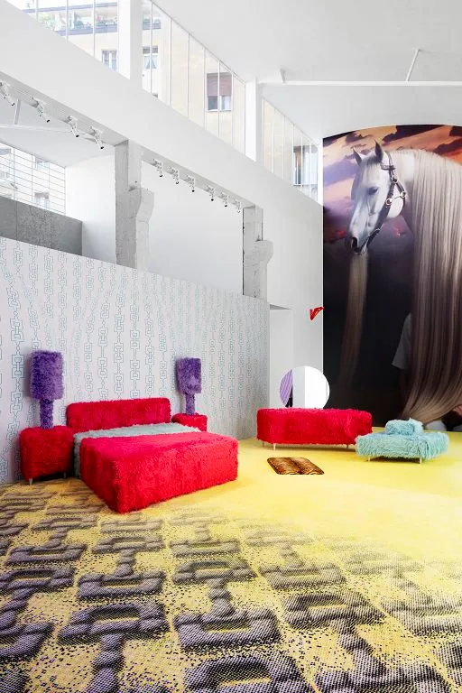 《Gucci Horsebeat Society》展覽中的「臥室」空間內，陳列著瑞士藝術家Sylvie Fleury及美國攝影師Charlie Engman的作品。品牌提供