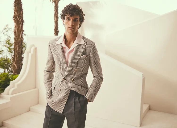 頂級羊絨品牌BRUNELLO CUCINELLI維繫一貫低調優雅，推出洋溢波西米亞情懷的2024春夏男裝。品牌提供