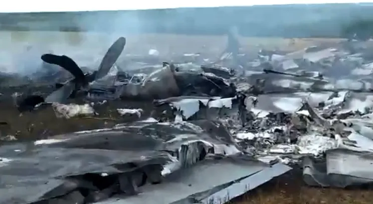 被擊落的伊留申-18（IL-18）飛機殘骸。翻攝twitter@Gerashchenko_en