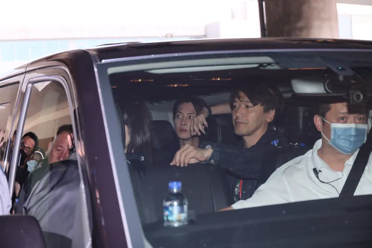 粉絲一路追出，目送山下智久坐上車。陳薇安攝