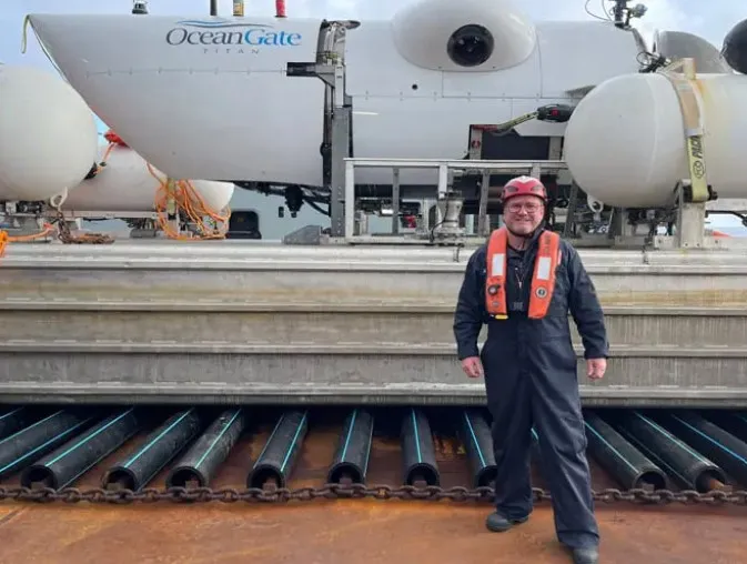 羅伊伯出發前與身後的潛水器合影。翻攝Facebook/ Arthur Loibl