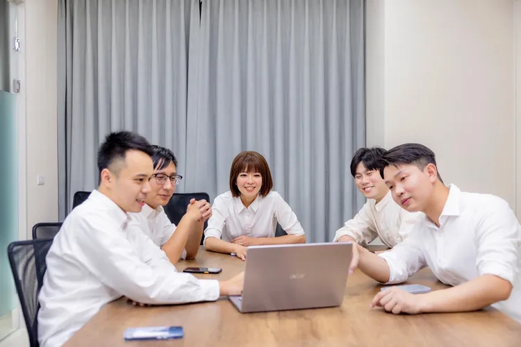 侯友宜競選工作室首波發言人群清一色穿著白色襯衫，展現清新活力。侯辦提供