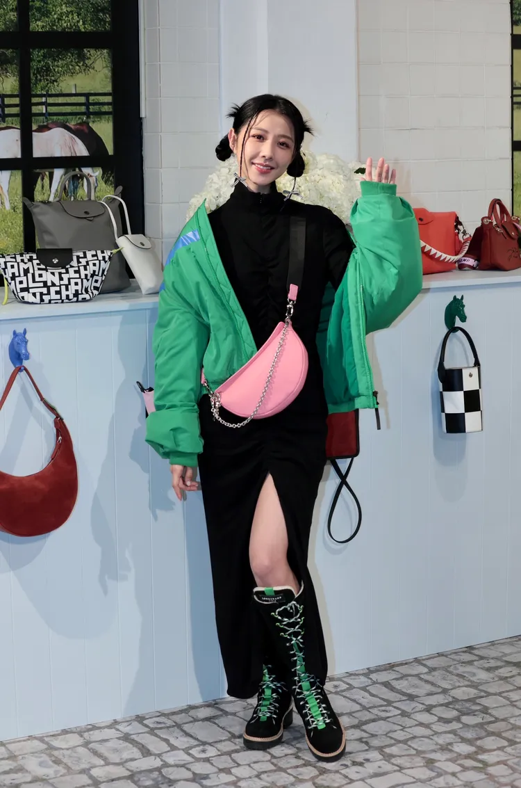 邵雨薇在鏡頭前無畏展現自己的不同面貌，今於LONGCHAMP活動中自在穿出一襲下擺大開高衩的露腿洋裝。彭欣偉攝