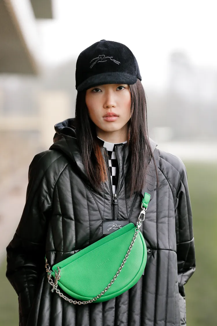 本季全新推出的Smile包款，採用近幾季流行的半月造型為基礎，並以綴飾包身上銀色鍊條描繪出的微笑曲線命名。品牌提供