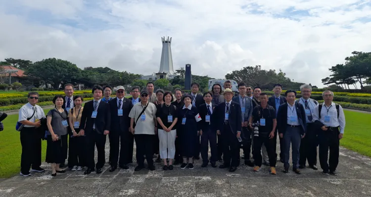 慰靈團參訪沖繩和平祈念公園。協會提供