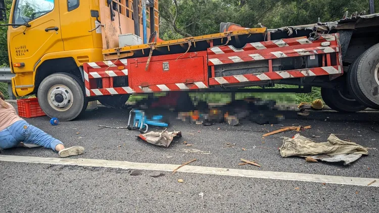2人受困車底動也不動，家屬坐地痛哭。民眾提供