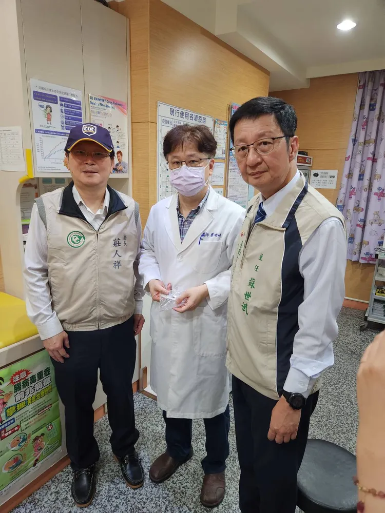 莊人祥（左）前往診所感謝醫師高警覺找出潛在個案。衛生局提供