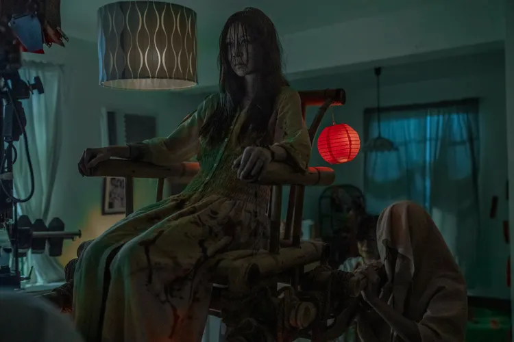 曾莞婷在電影裡中邪後被一群詭異白衣信徒當上仙膜拜。台北双喜電影提供