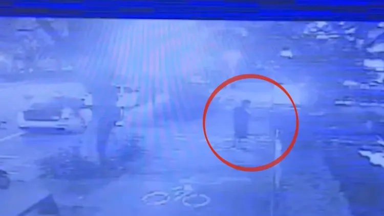 兩名男子從後車廂拿出紅漆、冥紙，朝幼園大門口潑灑。翻攝畫面