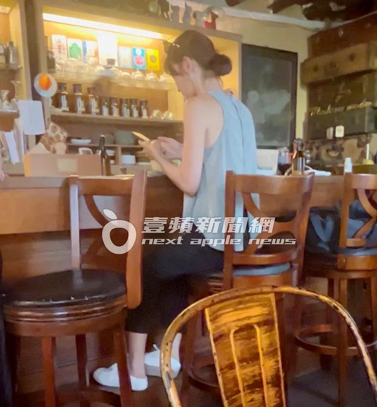 鍾瑶雙手快速打字，刪除手機瀏覽頁面。特勤中心攝