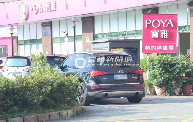 鍾瑶開著奧迪Q5休旅車返回位於淡水紅樹林的社區。特勤中心攝